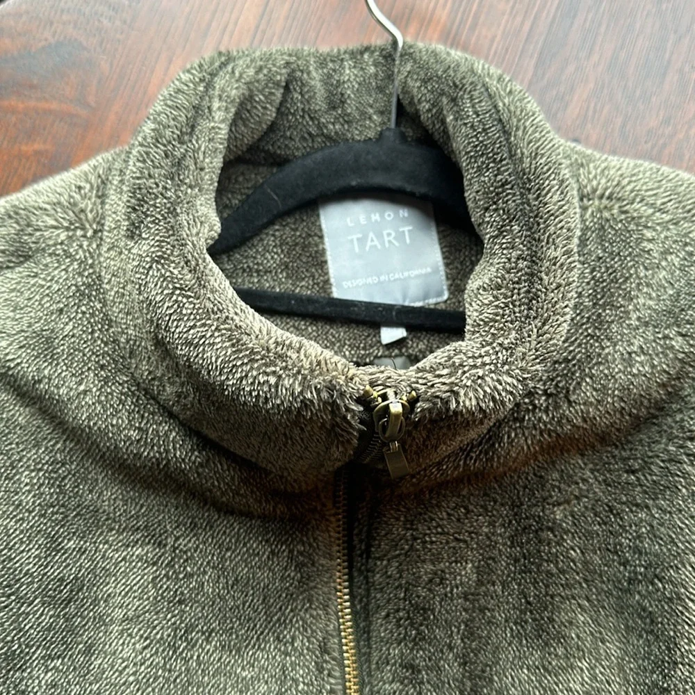 XL Lemon Tart quilted Vest in a gorgeous army green color. Super cozy & cozy EUC - Picture 3 of 12